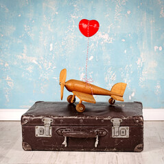 Koffer mit Holzflieger mit Herz