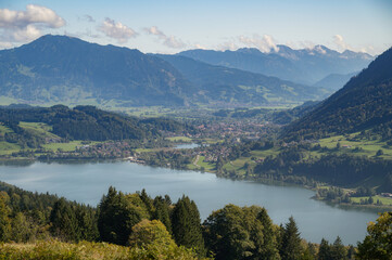 Fototapeta na wymiar Berglandschaft in der Nähe von Immenstadt im Allgäu mit einem Blick auf den Großen Alpsee.
