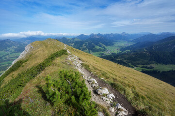 Fototapeta na wymiar Berglandschaft in der Nähe von Bad Hindelang und Oberjoch. Berg Iseler und Schmugglerpfad.