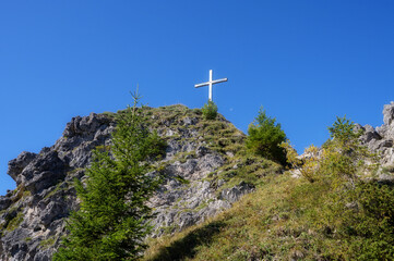 Berglandschaft in der Nähe von Bad Hindelang. Das Gipfelkreuz vom Imberger Horn.