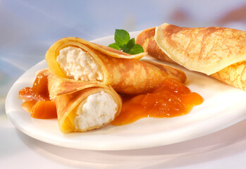 Joghurtpalatschinken, Crepes, gefüllt, Aprikosensauce, dessert, Nachtisch, Joghurtfüllung, 