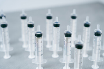 Ordered and aseptic composition of syringes after their manufacture and ready for use as surgical and medical material