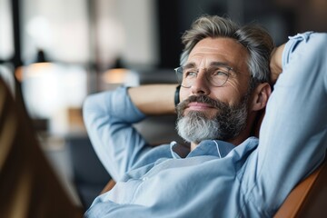 Obraz premium Businessman in office leaning back