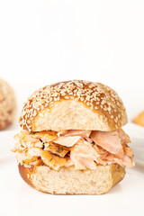 Sesambrötchen mit geräuchertem Lachs 