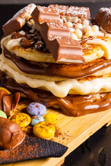 Pancake artigianali con crema di cioccolato bianco e cioccolato al latte, praline di cioccolato e...