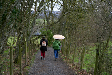 Recorriendo el camino o sendero que lleva a la cascada de Gujuli en el Parque Natural del Gorbea en...