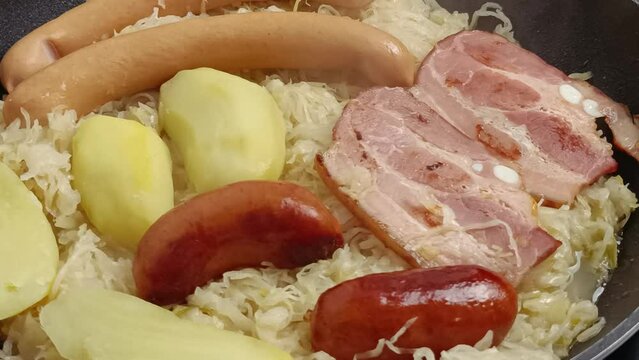 choucroute en cuisson dans une po&ecirc;le