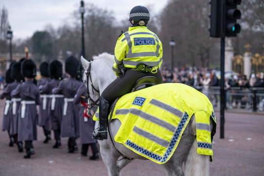 London, UK. 14 January 2024. Police patrol on horse near Buckingham Palace.