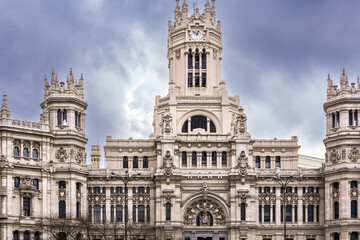 Obraz premium Majestic Cibeles palace serving as Madrid city hall at plaza de Cibeles under cloudy skies.