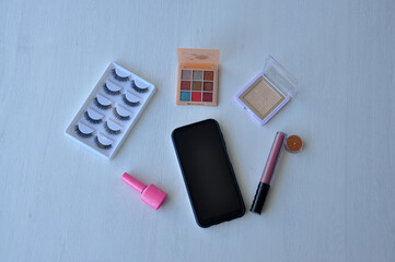 produtos de beleza com celular, esmalta, cílios, maquiagens 