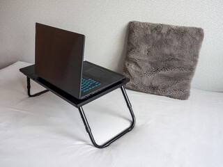 Laptop bed desk. Foldable laptop table. Lightweight and sturdy portable folding desk 