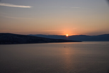 Naklejka premium sunrise over the sea, clear sky without clouds. golden hour. 