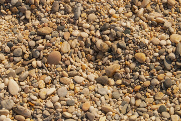 Fondo de guijarros acumulados en la playa. Composición de las coloridas gravas de las playas de Almería, Andalucía, España.