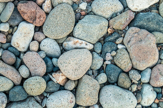 Fondo de guijarros acumulados en la playa. Composici&oacute;n de las coloridas gravas de las playas de Almer&iacute;a, Andaluc&iacute;a, Espa&ntilde;a.