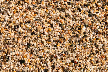 Fondo de guijarros acumulados en la playa. Composición de las coloridas gravas de las playas de Almería, Andalucía, España.