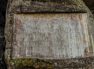 Stara tablica z wyrytym napisem © Sebastian