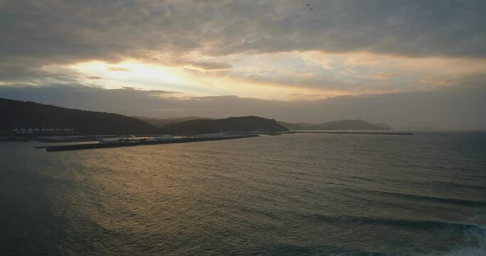 Atardecer en el Puerto de Bilbao con nubes
