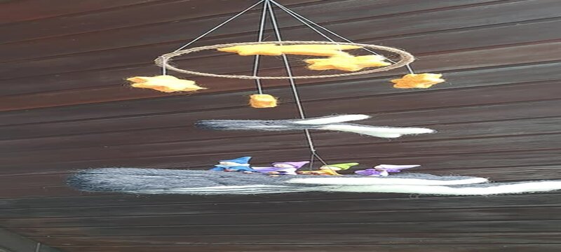 Mobile mit Buckelwalen, Wichteln und Sternen