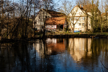 Eisfl&auml;chen und bizarre Formen an einem zugefrorenen See