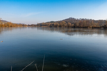 Eisflächen und bizarre Formen an einem zugefrorenen See