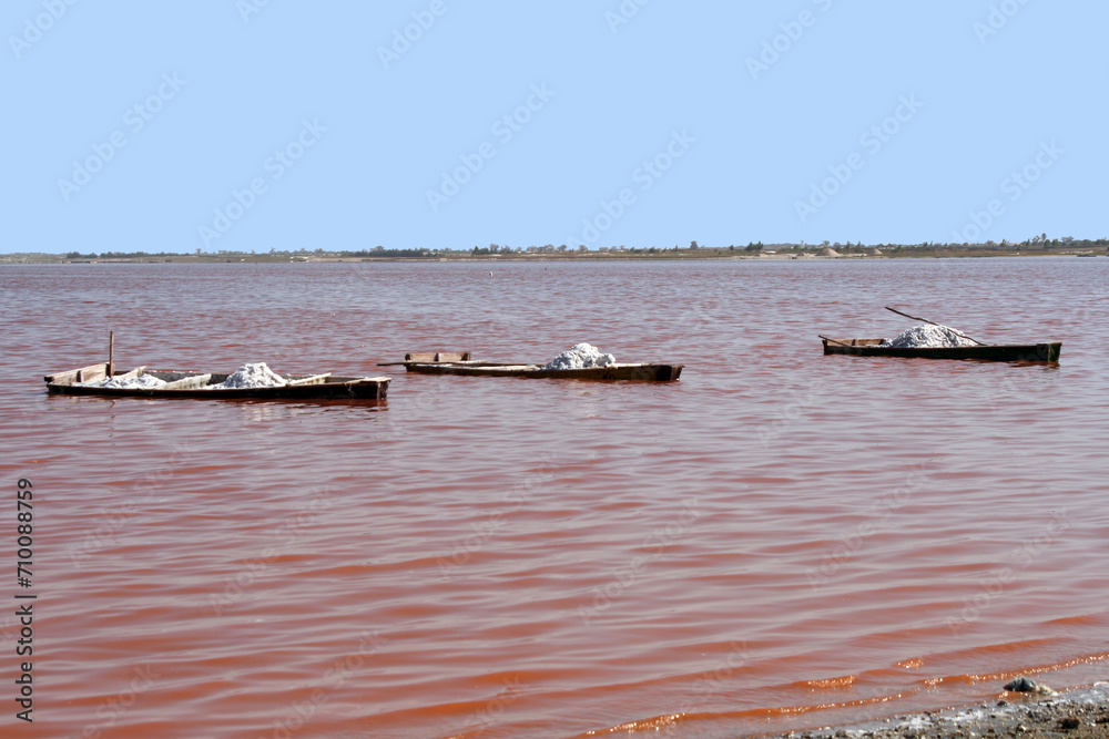 Canvas Prints 3 bateaux et son amas de sel du lac rose