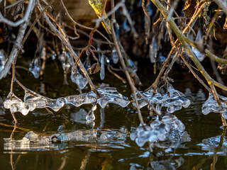 Bizarre Formen im Eis an einem zugefrorenen See