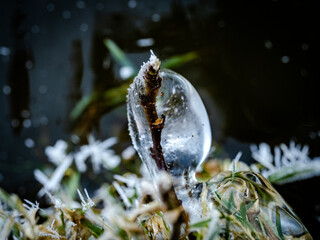 Bizarre Formen im Eis an einem zugefrorenen See