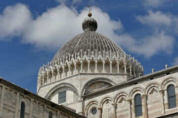 Fototapeta na wymiar Le dôme de la cathédrale Notre-Dame-de-l ‘Assomption de Pise