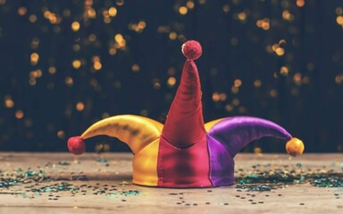 Colorful jester hat with confetti rain. Carnival themed party concept. - obrazy, fototapety, plakaty