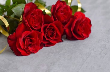 Naklejka premium Bouquet of scarlet roses on a gray background