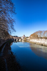 Der Tiber in Rom mit dem Petersdom in Hintergrund