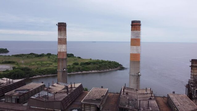 Faros gemelos sobre el rio, chimeneas que contaminan el rio, desastre ambiental, dron