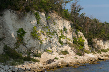 Болгария. Побережье Черного моря. Мыс, осадочные породы, береговая линия.