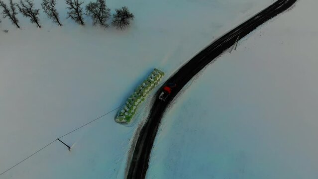 Schneepflug in Winterlandschaft