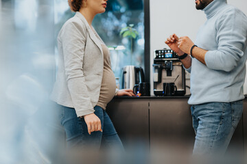 Obraz premium Colleagues collaborating in office, discussing statistics and market analysis. Enjoying tea and coffee. Working towards business expansion and profit growth.