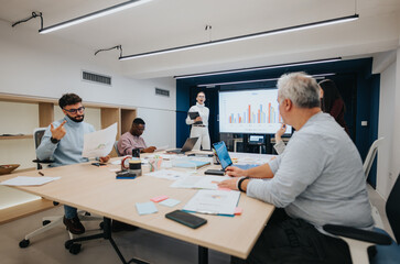 Obraz premium A diverse group of business professionals collaborating in a classroom setting, discussing statistics and brainstorming innovative ideas for successful business strategies.