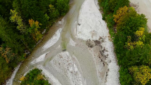 Drohnenflug über dem Fluss