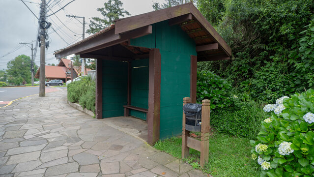 Ponto de &Ocirc;nibus na Avenida das Hort&ecirc;nsias na cidade de Gramado, Rio Grande do Sul - Brasil