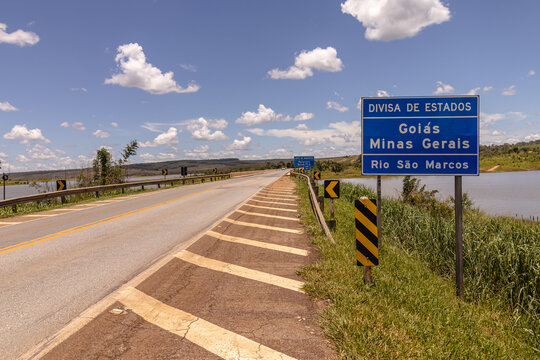 vista do rio S&atilde;o Marcos, na cidade de Paracatu, divisa entre os Estados de Minas Gerais e Goi&aacute;s, Brasil
