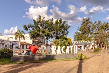 letreiro turístico da cidade de Paracatu, Estado de Minas Gerais, Brasil