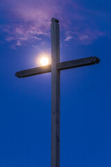 cruzeiro com lua cheia na zona rural da cidade de Paracatu, Estado de Minas Gerais, Brasil