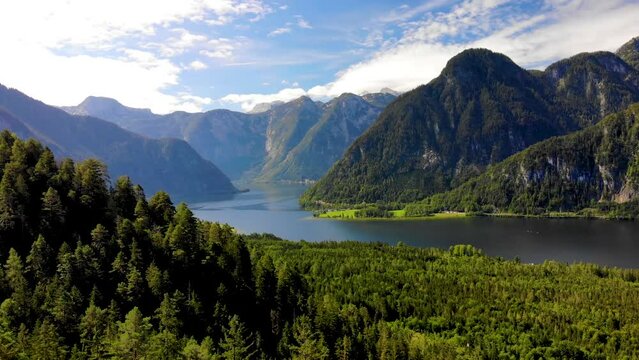 Drohnenflug &uuml;ber dem See mit Bergen