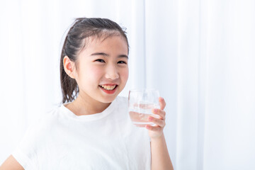 水を飲む女の子　girl drinking water