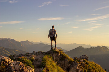 Wanderer im Sonnenuntergang vor Panorama