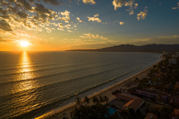 La bella y larga playa de Bucerias, Nayarit en el verano. © jucesnay