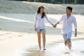Fototapeta premium Asian couple on the beach.