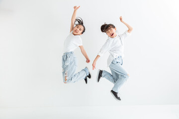 ジャンプする子ども　child jumping