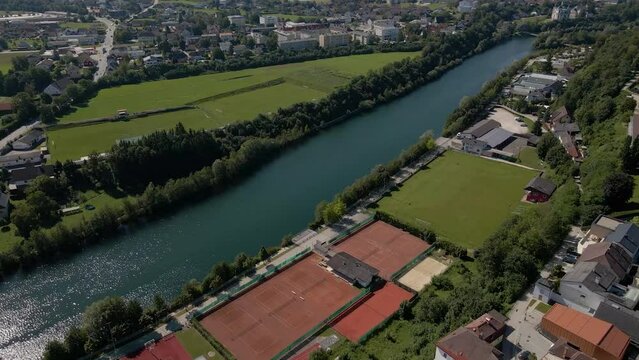 Drohnenflug über dem Fluss