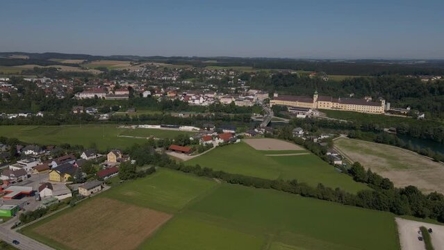 Drohnenflug über dem Dorf