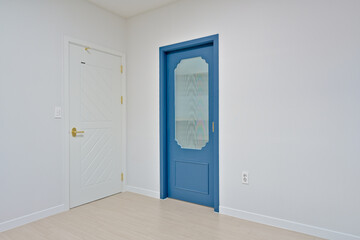 A blue door was installed in a special space inside the house